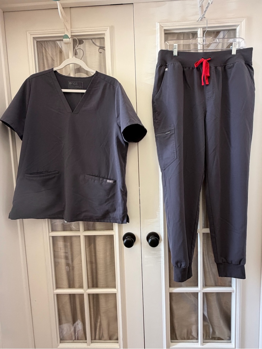XL Dark Grey Women’s Figs Scrub Set w/ Joggers EUC